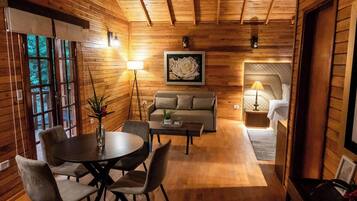 Deluxe Cabin, Balcony, Garden View | Living area