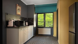 A kitchen with a window, a radiator, and a microwave. - Lapusneanu Central Apartments (Iași)