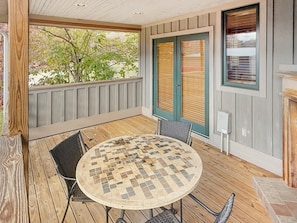 Covered Deck with Seating & Fireplace - Nantahala Village king suite w/ fireplace, WiFi, and mtn views. Free train, rafting, and zip tix (Bryson City)