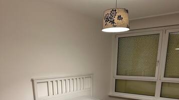 2 makuuhuonetta, silitysrauta/-lauta, internet, vuodevaatteet