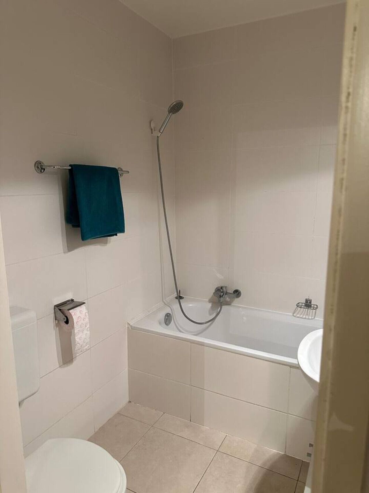 Sèche-cheveux, serviettes fournies, papier toilette