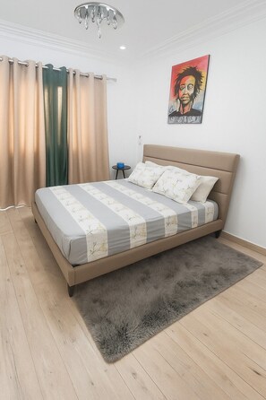 Strykjärn/strykbräda, internet och sängkläder