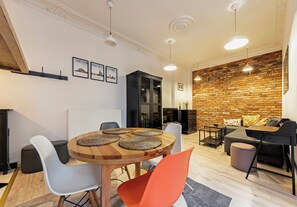 Apartment | Essbereich im Zimmer