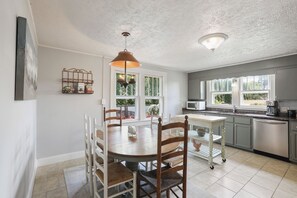 Dining - Farm cottage, fire pit, hot tub, zen garden, mountain views, spacious property (Candler)