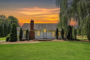 Exterior - Farm cottage, fire pit, hot tub, zen garden, mountain views, spacious property (Candler)