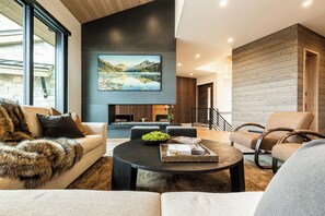 Smart TV, fireplace