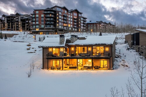 7BR Deer Valley Retreat with home theater and hot tub + short 3 minute walk to ski in/ski out