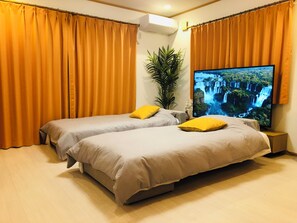 ハウス 4 ベッドルーム キッチン シティビュー | リビング エリア | 60 インチの液晶テレビ (デジタル放送視聴可)、PC モニター