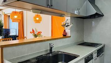 Hus, 4 soverom, kjøkken, byutsikt | Eget kjøkken | Kjøleskap på fellesområdet, mikrobølgeovn på fellesområdet og ovn