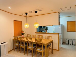 House, 4 Bedrooms, Kitchen, City View | Living area | Computer monitors