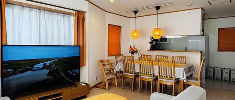 House, 4 Bedrooms, Kitchen, City View | Living area
