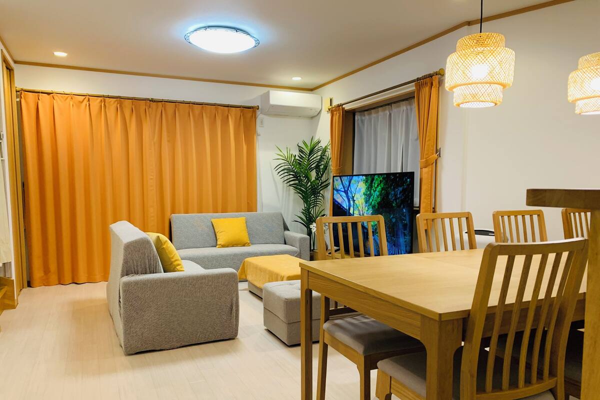 House, 4 Bedrooms, Kitchen, City View | Living area | Computer monitors