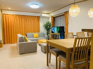 独立别墅, 4 间卧室, 厨房, 城市景观 | 起居区 | 60-英寸液晶电视 （配备数码频道）、电脑显示器