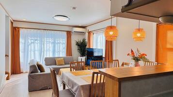 Hus, 4 soverom, kjøkken, byutsikt | Oppholdsområde | En 60-tommers LCD-TV med digitale kanaler samt PC-skjermer