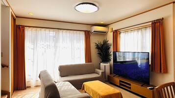 Hus, 4 soverom, kjøkken, byutsikt | Oppholdsområde | En 60-tommers LCD-TV med digitale kanaler samt PC-skjermer