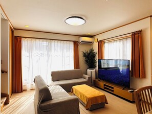 ハウス 4 ベッドルーム キッチン シティビュー | リビング エリア | 60 インチの液晶テレビ (デジタル放送視聴可)、PC モニター