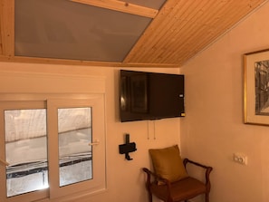 Laptop workspace, free WiFi, bed sheets - WHATSAPP (Barcelona)