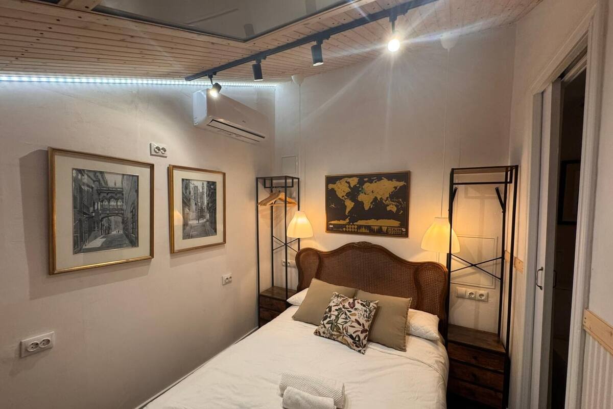 مساحة عمل للكمبيوتر المحمول وواي فاي مجانًا وملاءات أسرّة