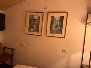 手提電腦工作空間、免費 Wi-Fi、床單