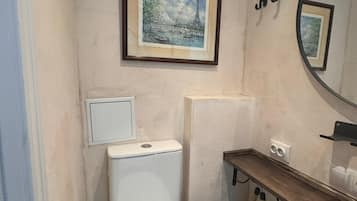 Regadera, secadora de cabello, toallas, jabón