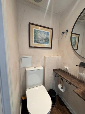 Shower, hair dryer, towels, soap - WHATSAPP (Barcelona)