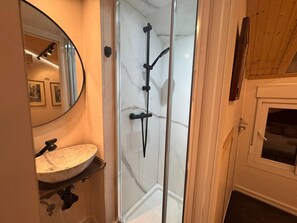 تجهيزات دش، مجففات شعر، مناشف، صابون