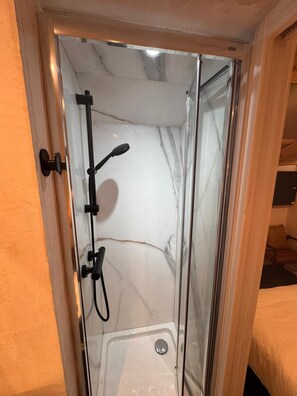 Shower, hair dryer, towels, soap - WHATSAPP (Barcelona)