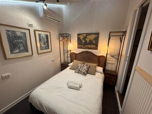 مساحة عمل للكمبيوتر المحمول وواي فاي مجانًا وملاءات أسرّة