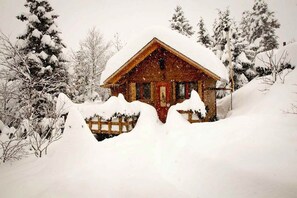 A wooden cabin surrounded by snow-covered trees. - Kedra Village Chalet - Cozy Mountain Retreat (Makrakomi)