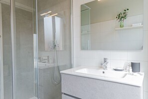 Dusche, Haartrockner, Bidet, Handtücher