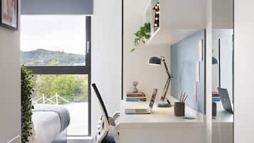 Cortinas blackout, tabla de planchar con plancha y wifi gratis