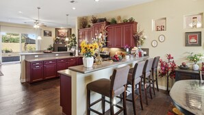 House, 3 Bedrooms | Tempat makan