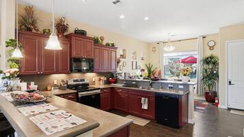 Nhà, 3 phòng ngủ | Bếp riêng | Tủ lạnh, lò nướng, dụng cụ pha cà phê/trà, ấm điện