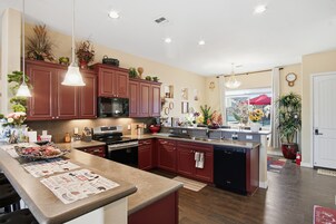 House, 3 Bedrooms | Private kitchen | Fridge, oven, coffee/tea maker, toaster