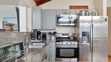 Villa, 6 habitaciones | Cocina privada | Frigorífico, horno, cafetera o tetera y tostadora