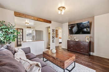 Cozy & Modern 3-bed Bungalow In Heart Of Greeley 3 Bedroom Bunga