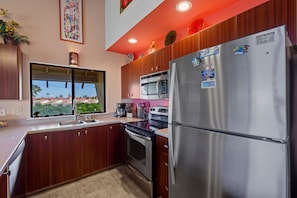 Condo, 2 quartos | Cozinha privada | Cafeteira/chaleira, geladeira, fogão, torradeira