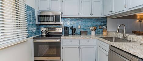 Réfrigérateur, micro-ondes, four, plaque de cuisson