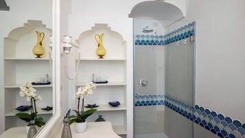 Hiustenkuivaaja, pyyhkeet, saippua, vessapaperi