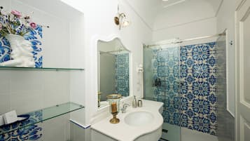 SĂšche-cheveux, serviettes fournies, savon, papier toilette