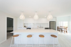 Fridge, microwave, oven, stovetop - Waterfront Luxury Escape in Harrington Waters (Harrington)