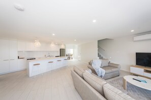 Smart TV - Waterfront Luxury Escape in Harrington Waters (Harrington)