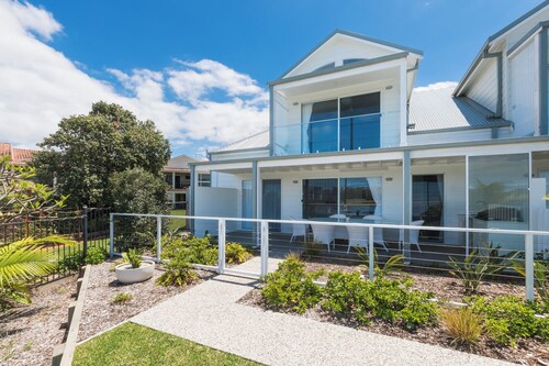 Waterfront Luxury Escape in Harrington Waters