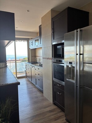 Microonde, forno, piano cottura, lavastoviglie