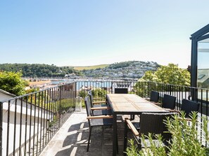 Outdoor dining - Ty'r Ddraig (Dartmouth)