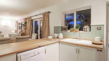 Dishwasher, cookware/dishes/utensils