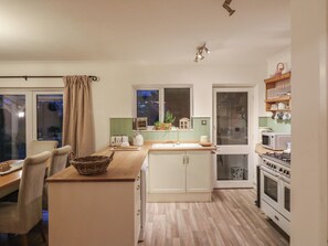 Dishwasher, cookware/dishes/utensils - Berkley Cottage (Colchester)