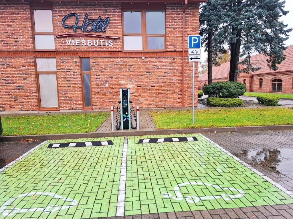 Electric vehicle charging station