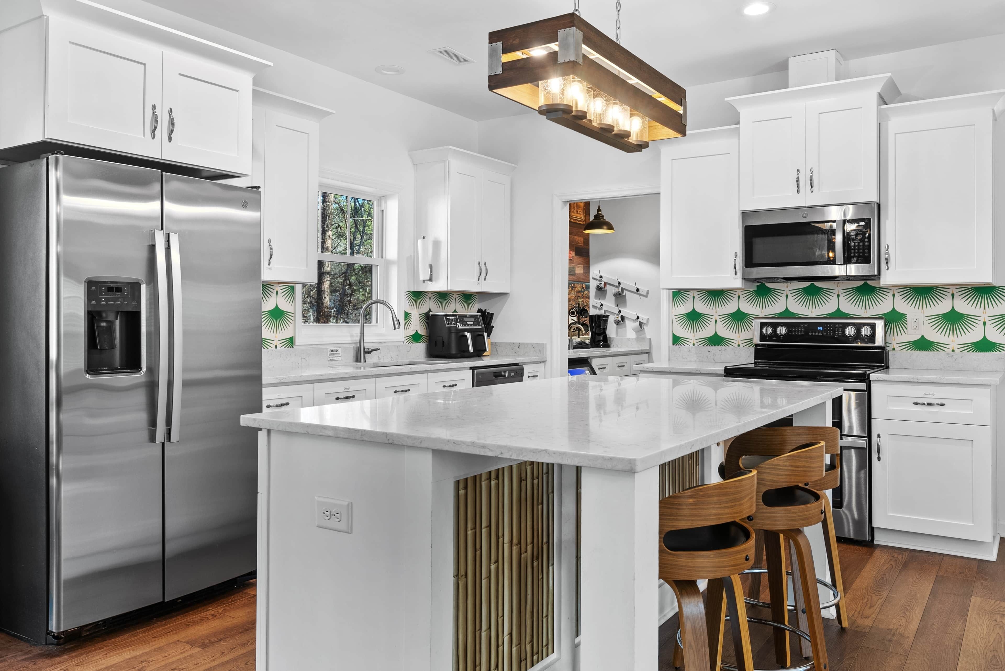 Jääkaappi, mikroaaltouuni, uuni, liesi