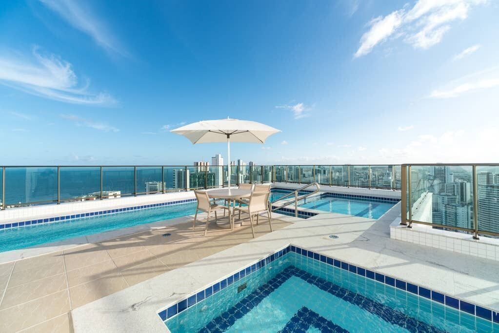 Una piscina al aire libre
